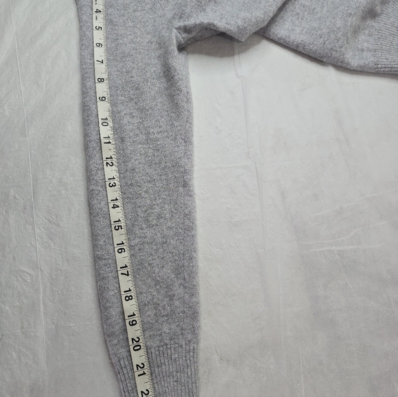 L.L. Bean Sweater Light Gray 100% Cashmere V-neck Classic Preppy Academia SP - Picture 11 of 12